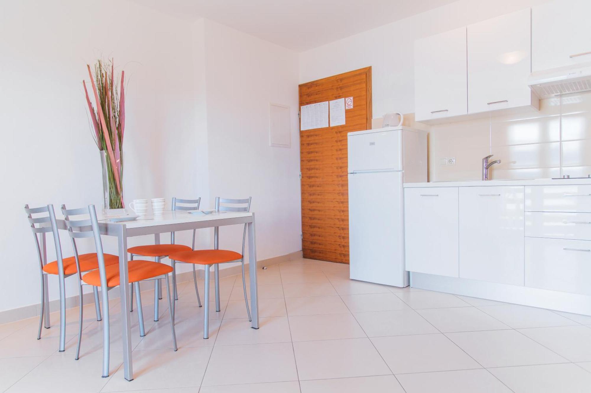 Apartments Sea View Омиш Номер фото