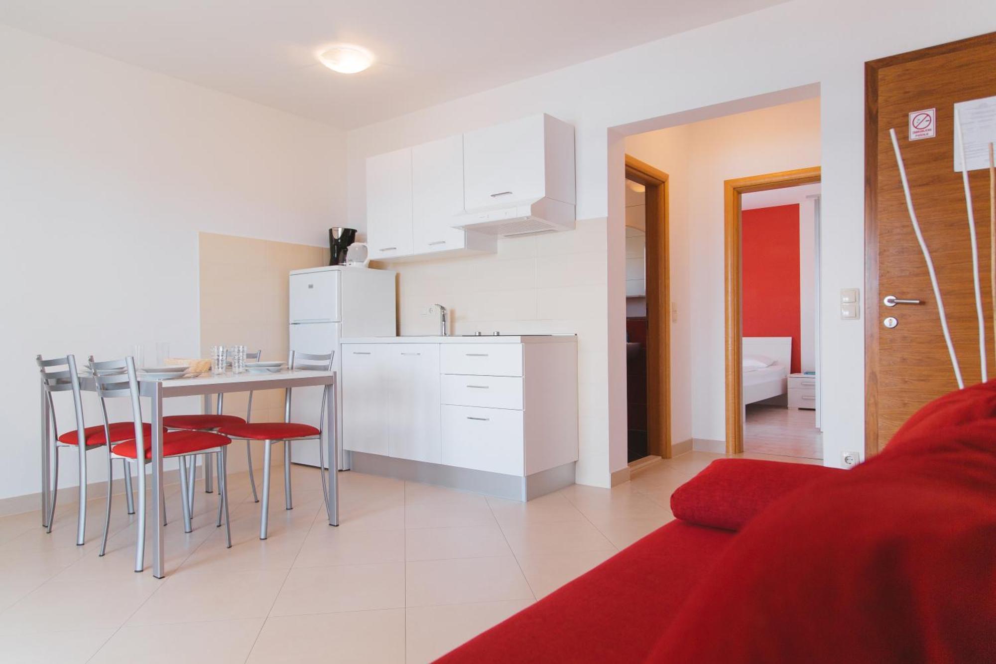 Apartments Sea View Омиш Номер фото