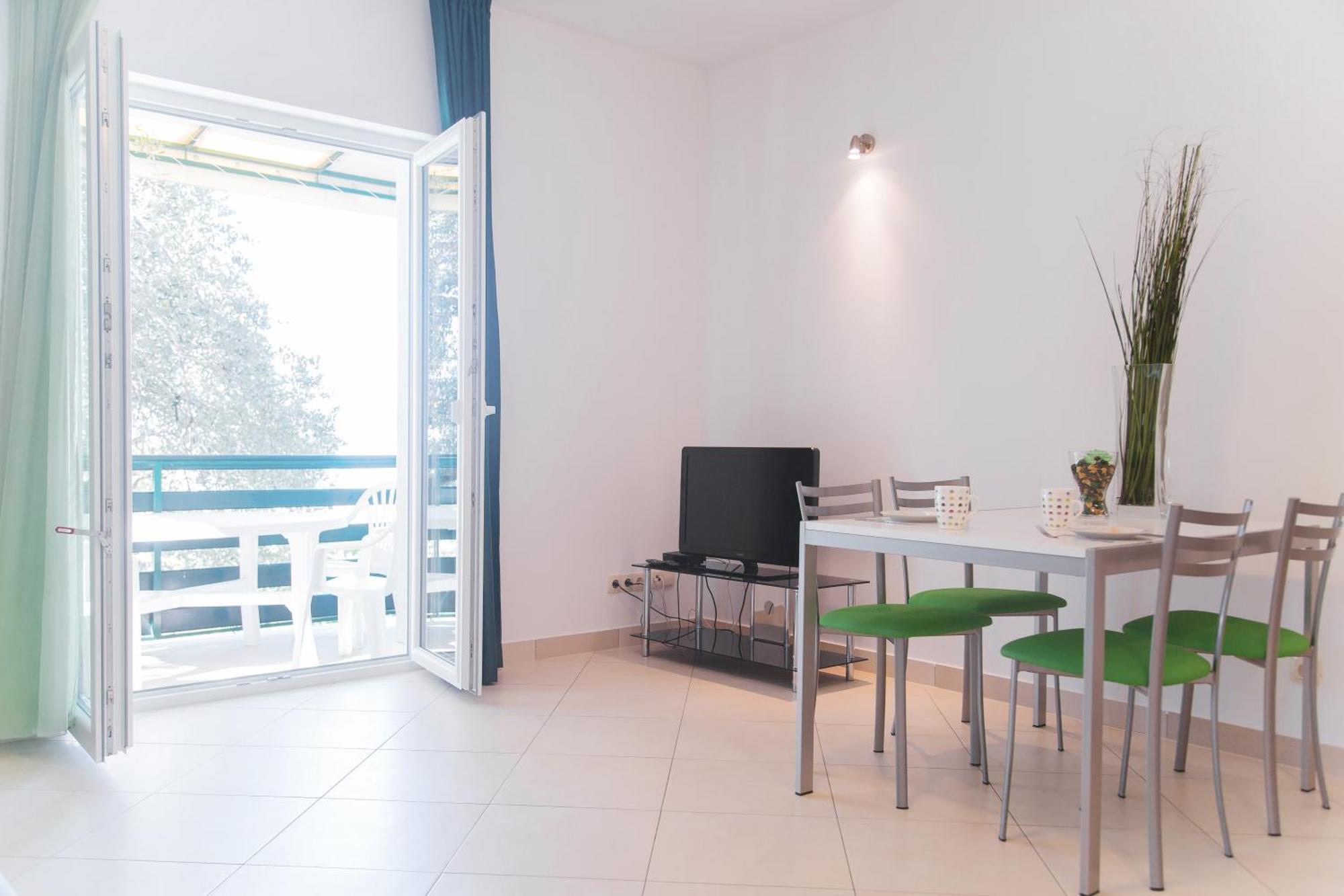 Apartments Sea View Омиш Номер фото