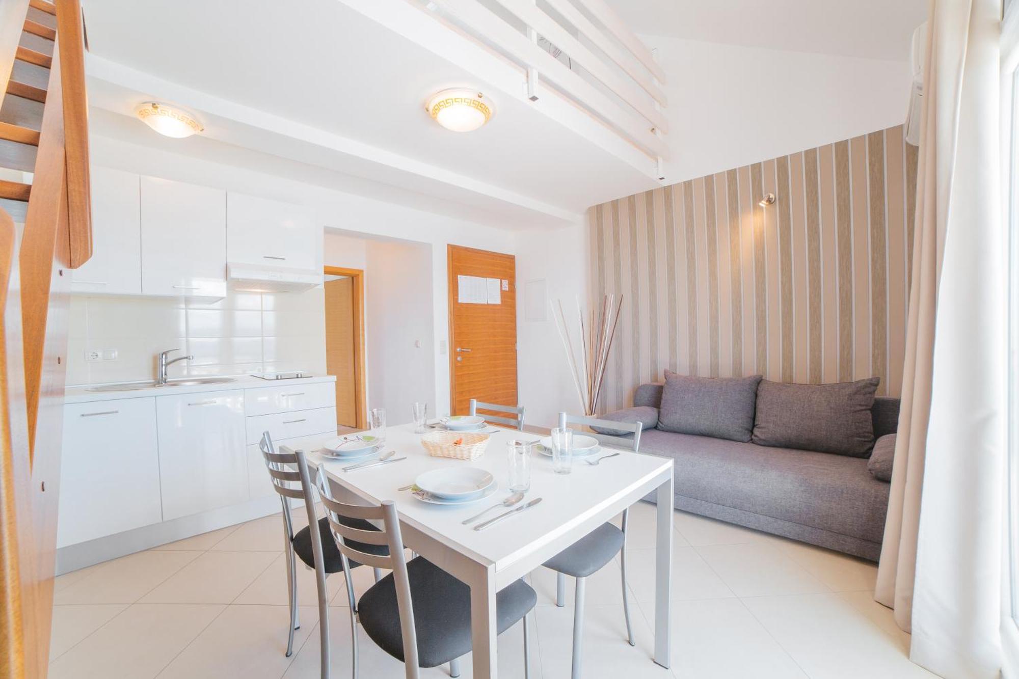 Apartments Sea View Омиш Экстерьер фото