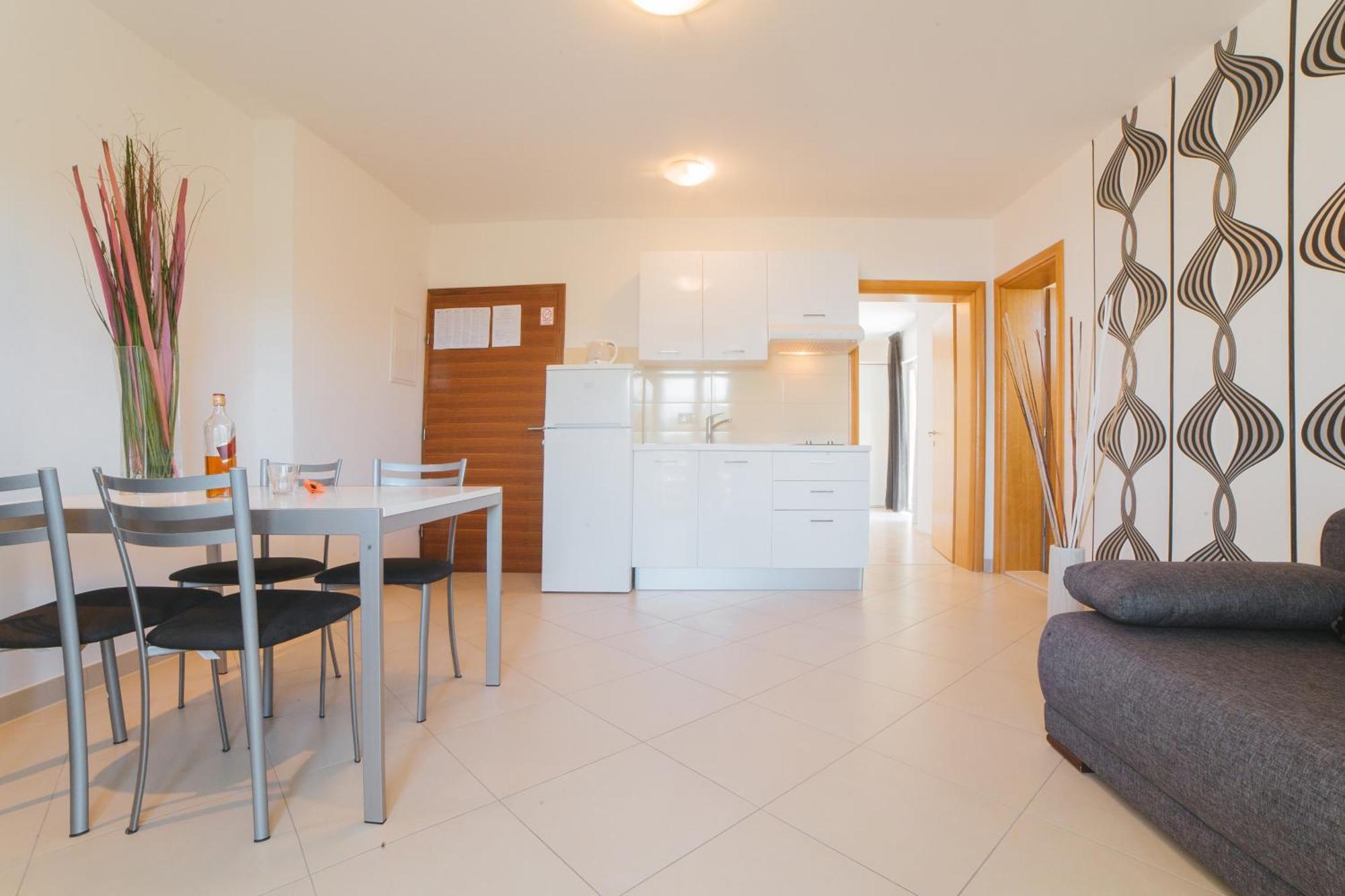Apartments Sea View Омиш Экстерьер фото
