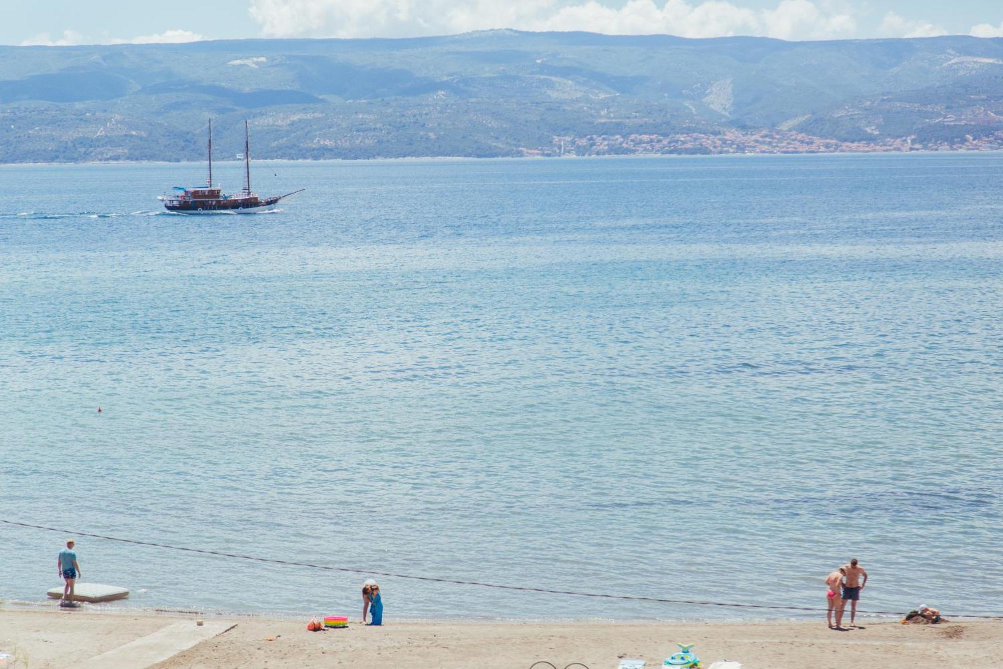 Apartments Sea View Омиш Номер фото