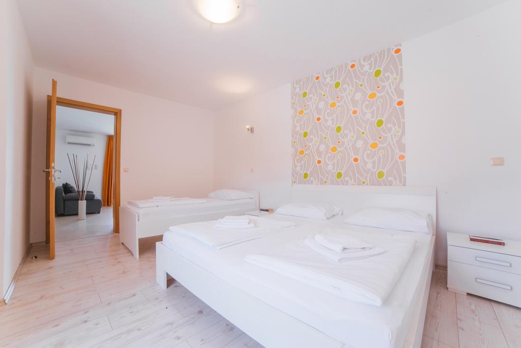 Apartments Sea View Омиш Экстерьер фото