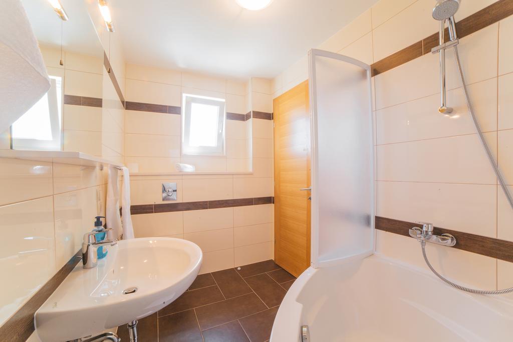 Apartments Sea View Омиш Экстерьер фото
