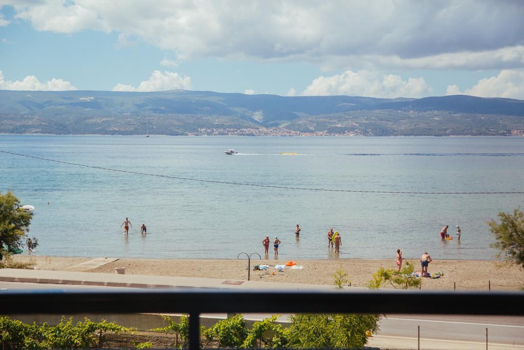 Apartments Sea View Омиш Экстерьер фото